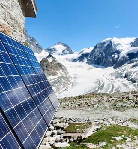 Panneaux photovoltaïques et glacier